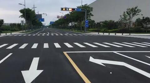 蘇州停車位劃線廠家解讀，道路交通標(biāo)志牌通常布置在什么區(qū)域？